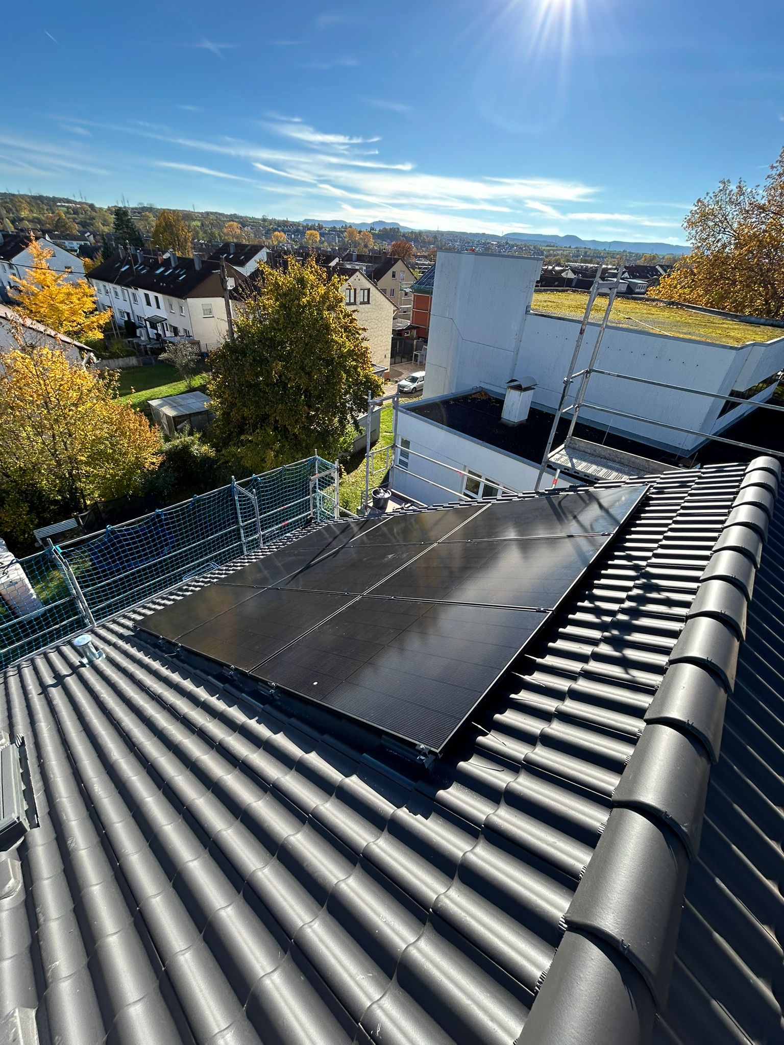 Full-Black Photovoltaikanlage auf Einfamilienhaus in Stuttgart