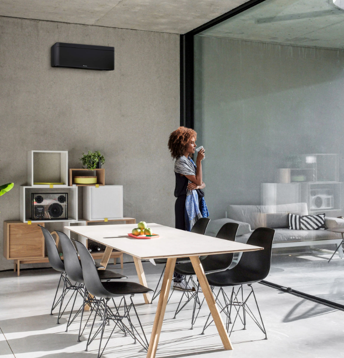 Daikin Split-Klimaanlage an Wohnzimmerwand